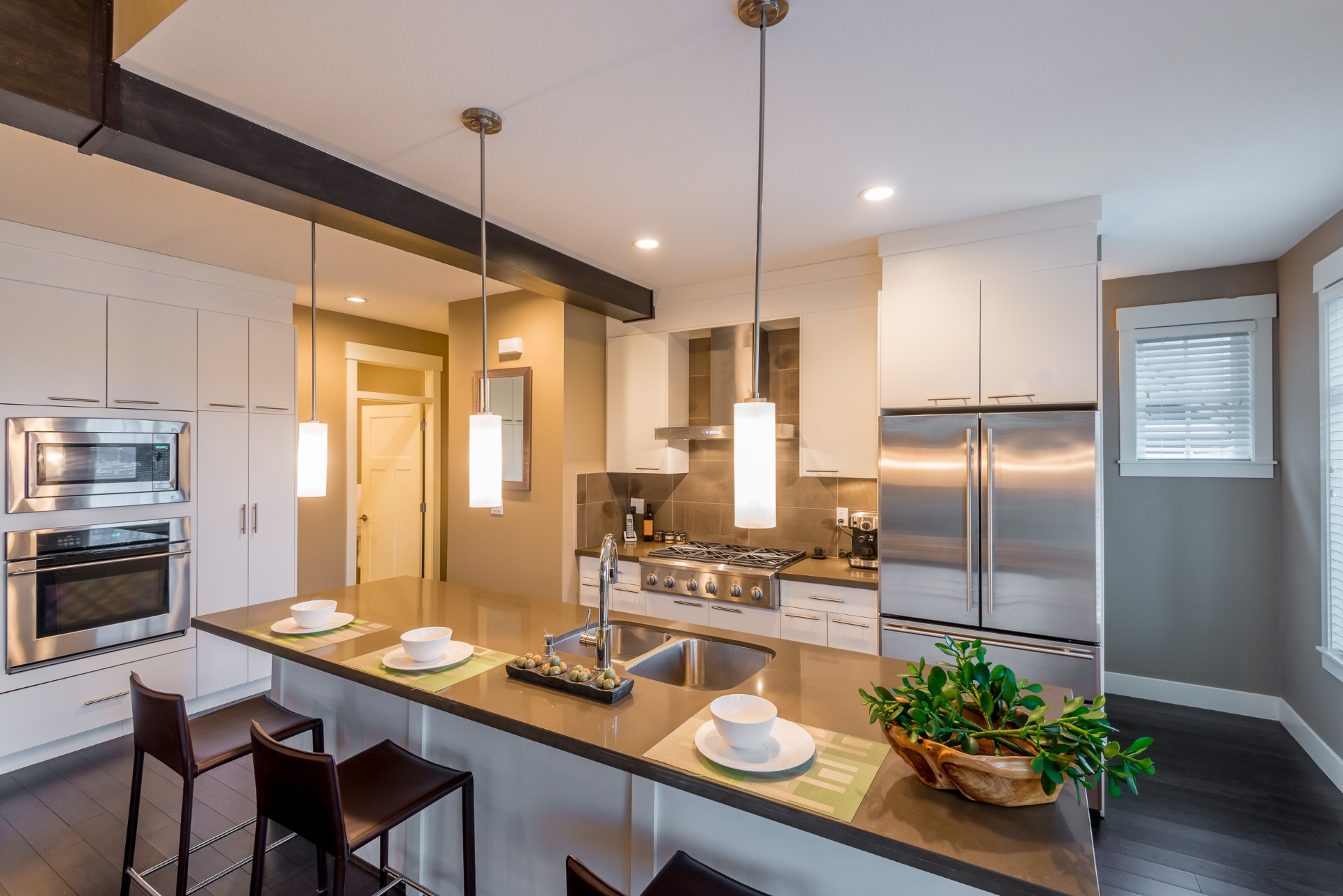 Definitely a very hard color set up to conquer, this tri-color paint job if done properly can make a kitchen stand out like no other. Updated with all the modern stainless steel appliances, this kitchen is a fantastic decoration that makes it home.