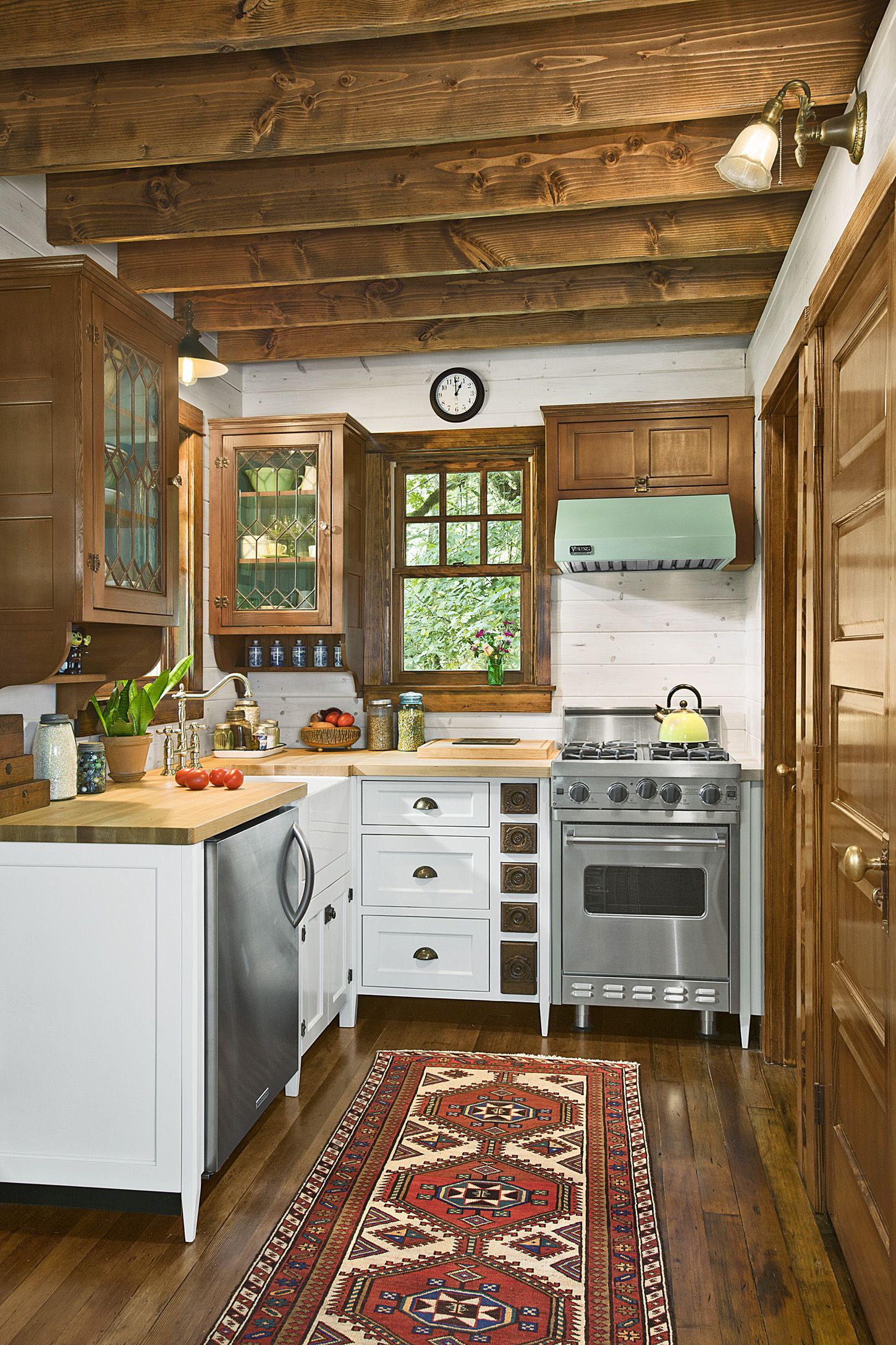 If you have a tiny kitchen, this is a great idea for a making the most out of it with this country farmhouse design.